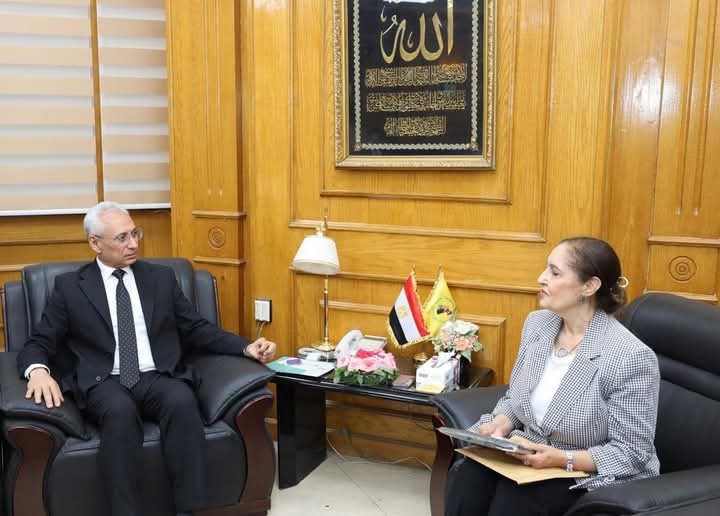 رئيس جامعة المنيا يستقبل السفيرة نائلة جبر