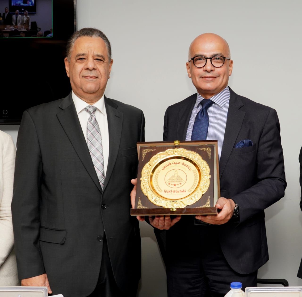 مجلس جامعة عين شمس يكرم الدكتور عمر الحسيني