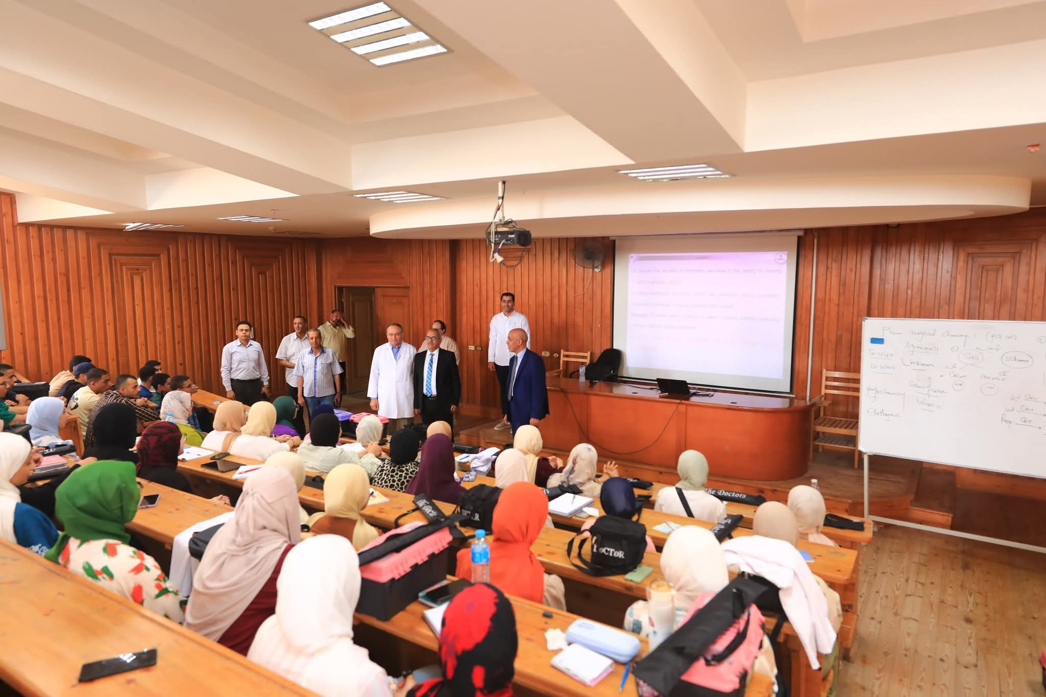 رئيس جامعة كفر الشيخ يتفقد سير العملية التعلمية بالجامعة الأهلية