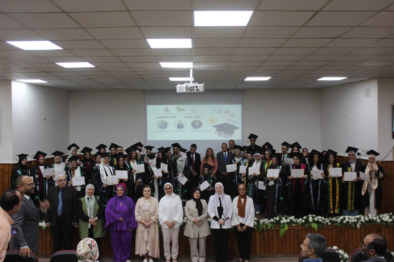 كلية الآداب بجامعة عين شمس تكرم أوائل الأقسام