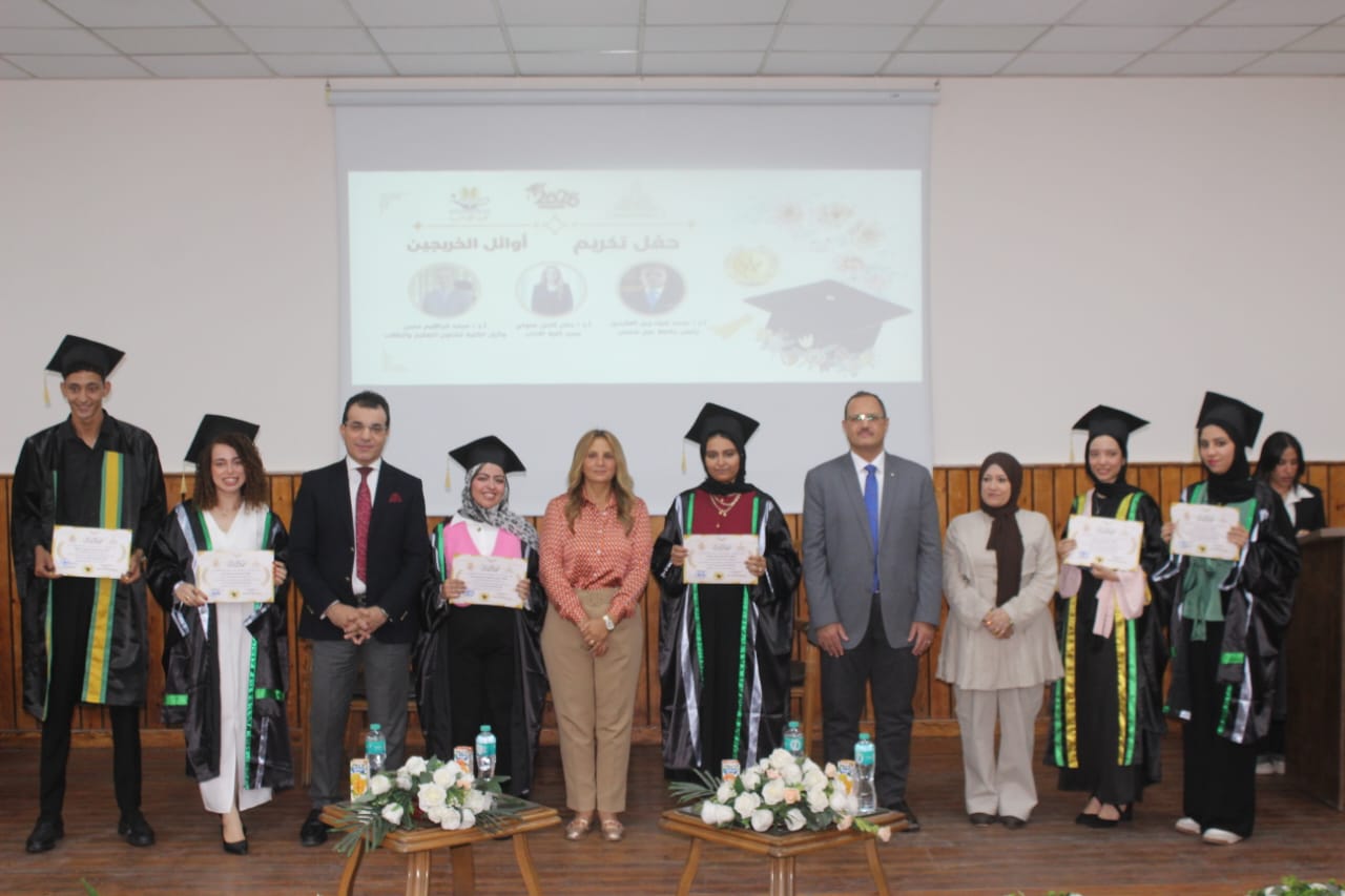 كلية الآداب بجامعة عين شمس تكرم أوائل الأقسام