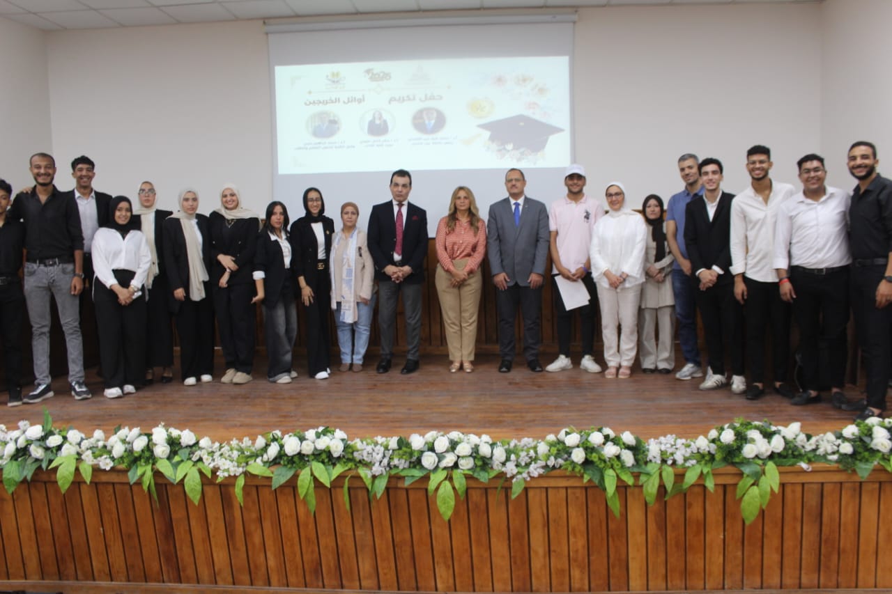 كلية الآداب بجامعة عين شمس تكرم أوائل الأقسام
