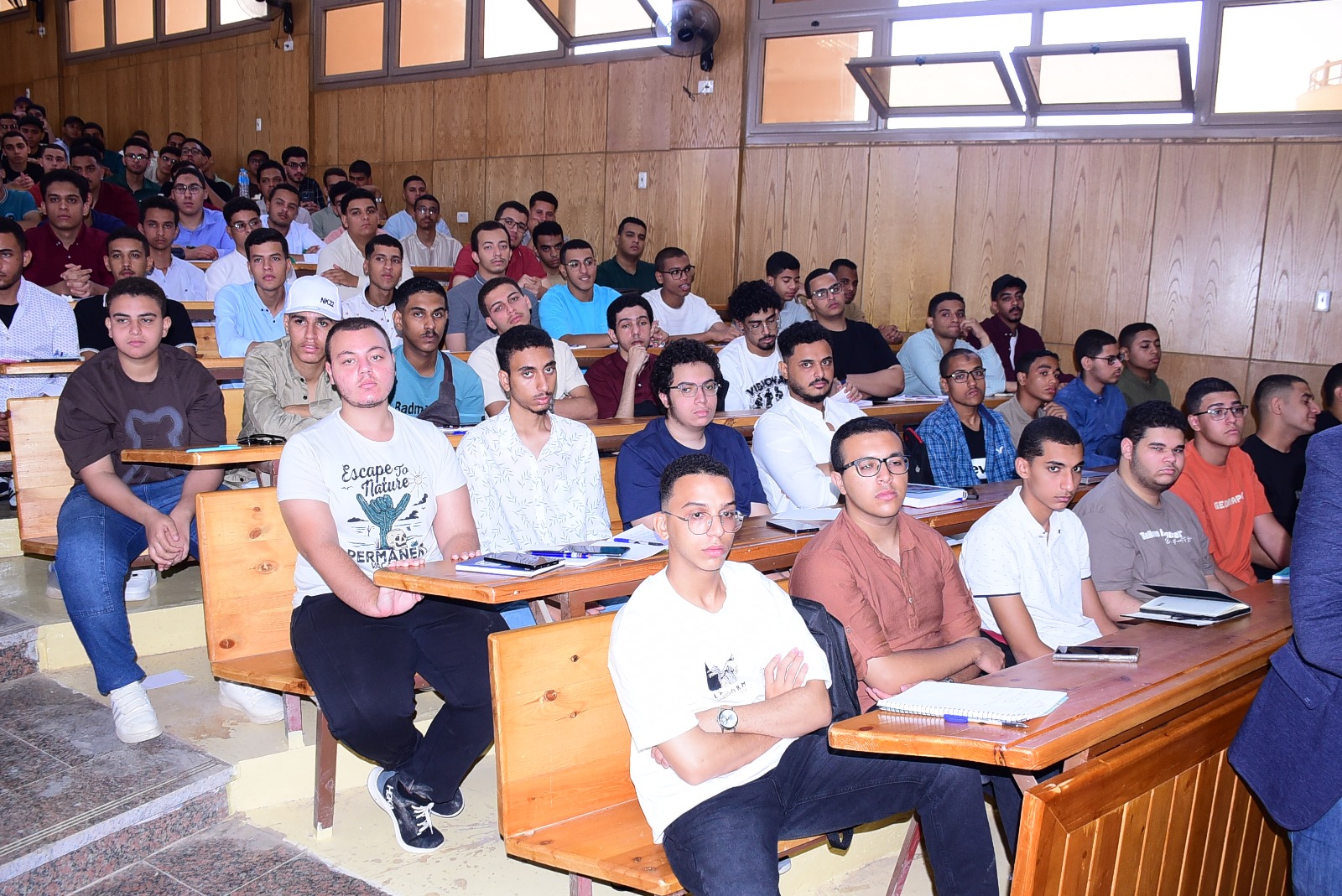 مع بدء أول يوم دراسي بجامعة سوهاج الأهلية.. النعماني يعقد لقاء بطلاب كلية الطب (3)