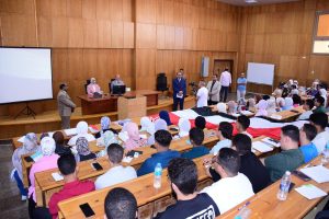 مع بدء أول يوم دراسي بجامعة سوهاج الأهلية.. النعماني يعقد لقاء بطلاب كلية الطب (2)