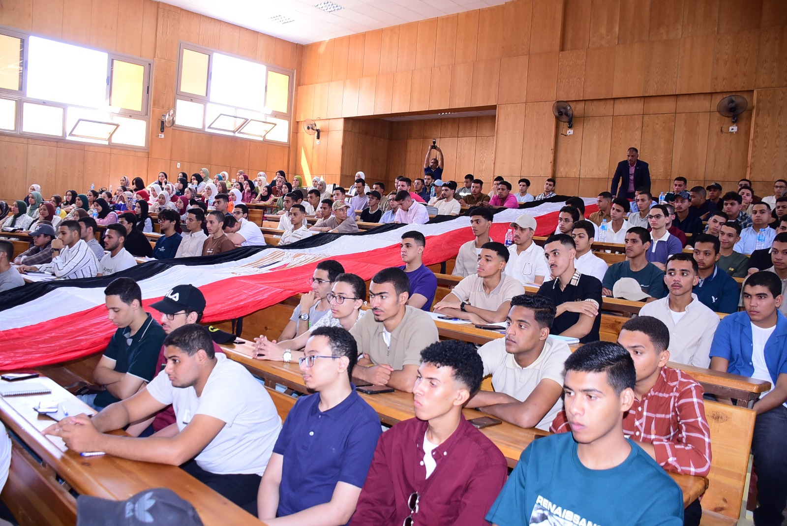 مع بدء أول يوم دراسي بجامعة سوهاج الأهلية.. النعماني يعقد لقاء بطلاب كلية الطب (4)