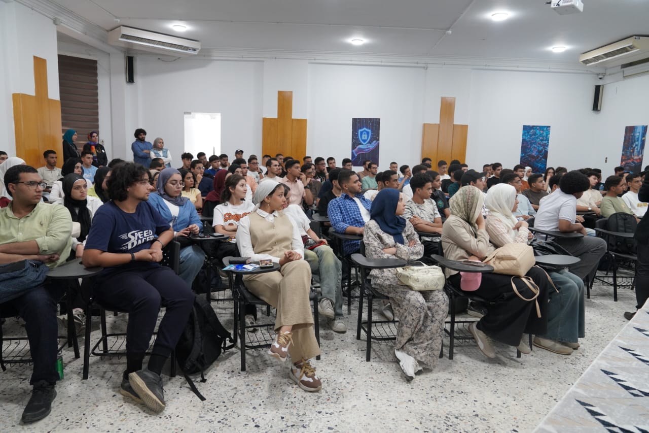 رئيس جامعة عين شمس يفتتح اللقاء التعريفي لطلاب الحاسبات والمعلومات والذكاء الاصطناعي بالجامعة الأهلية (١)