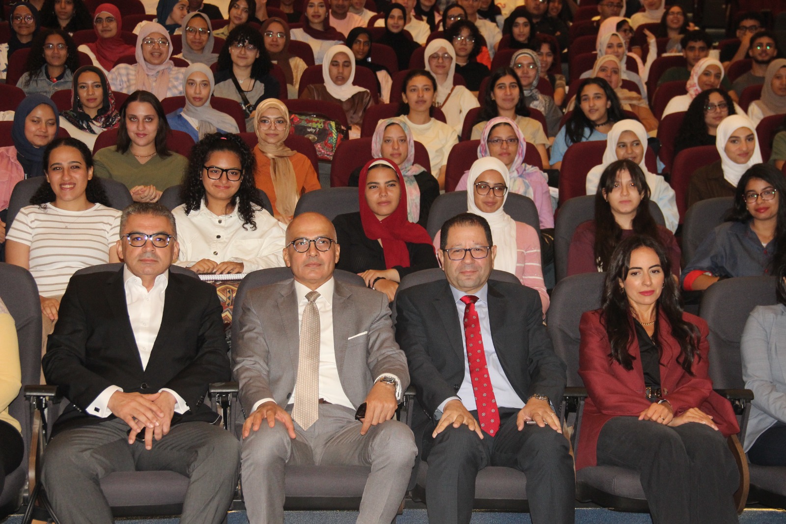 رئيس جامعة عين شمس يشهد اللقاء التعريفي لطلاب الدفعة الأولى بكلية الطب بالجامعة الأهلية