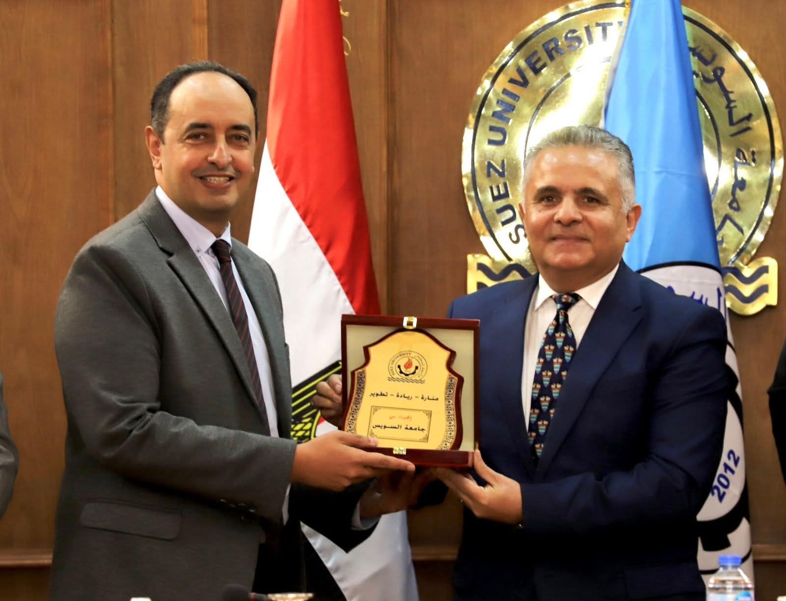 مدير صندوق مكافحة الإدمان ورئيس جامعة السويس يوقعان بروتوكول تعاون لافتتاح فرع جديد للخط الساخن للصندوق (٢)