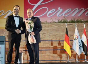 هيئة الدواء تشارك في حفل تخرج الجامعة الألمانية بالقاهرة وتؤكد أهمية الشراكة لدعم مستقبل صناعة الدواء (٣)