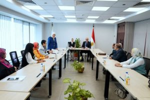 جامعة عين شمس تسلّم عقود دعم المشروعات البحثية التطبيقية لثمانية من هيئة التدريس