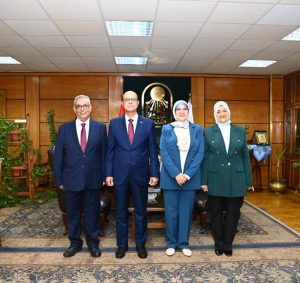 رئيس جامعة أسيوط يترأس لجنة اختيار عميد كلية التجارة