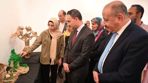 افتتاح المعرض الطلابي "الفن والطبيعة" بكلية التربية النوعية بجامعة الفيوم (٢)