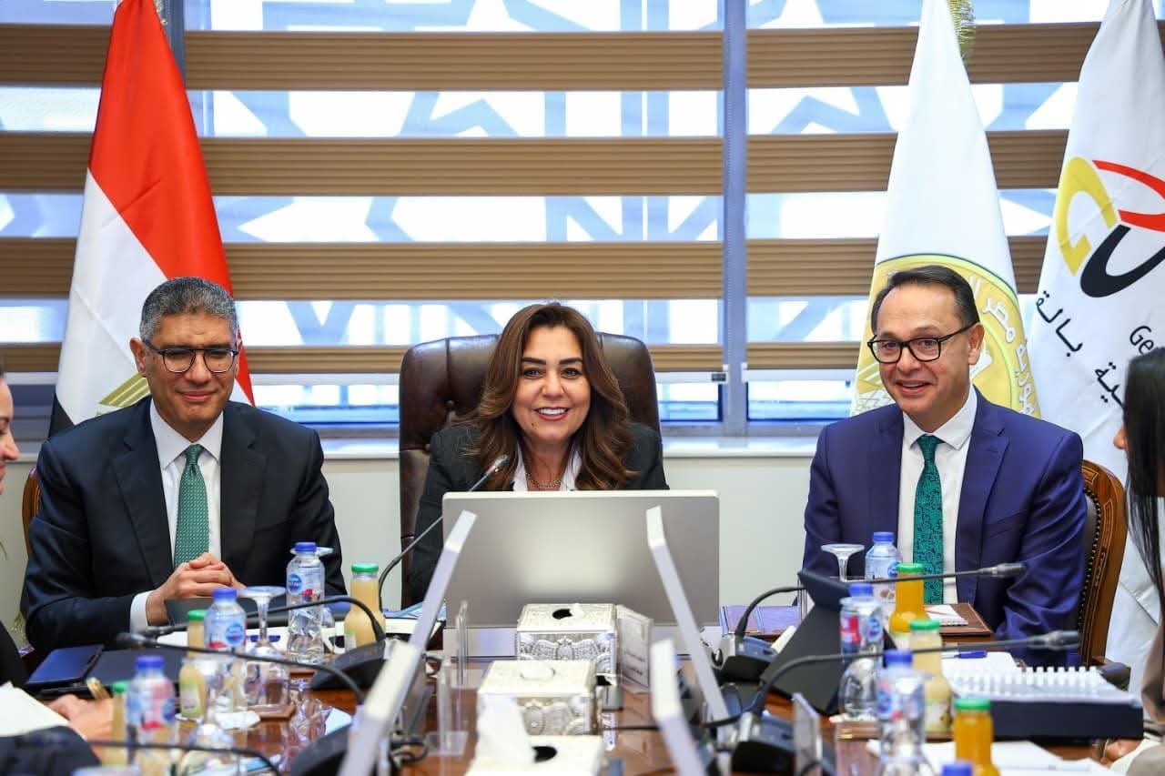 وزيرة التنمية المحلية تبحث مع محافظ الجيزة ورئيس مجلس أمناء الجامعة الألمانية التعاون في مجال التطوير الحضري للمحافظة قبل افتتاح المتحف المصري الكبير