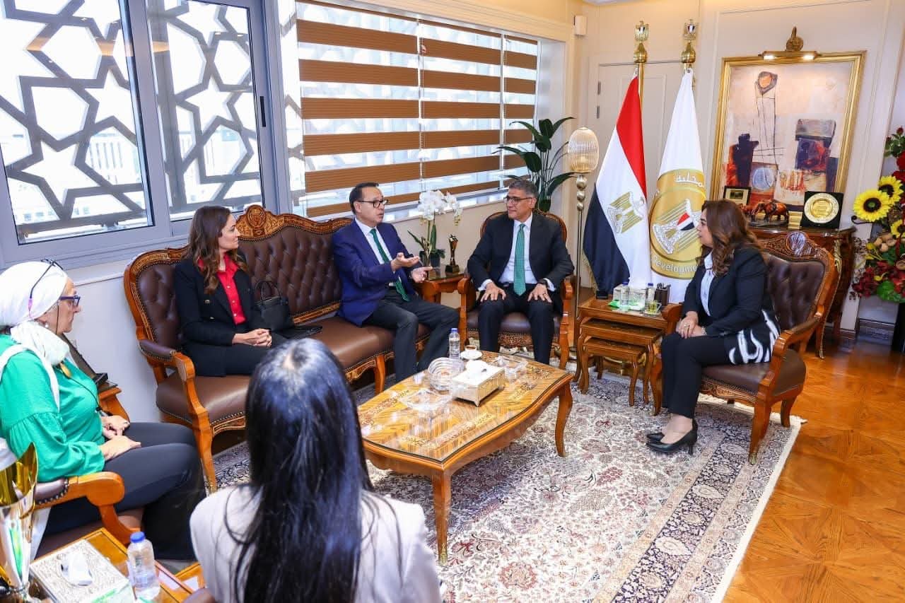 وزيرة التنمية المحلية تبحث مع محافظ الجيزة ورئيس مجلس أمناء الجامعة الألمانية التعاون في مجال التطوير الحضري للمحافظة قبل افتتاح المتحف المصري الكبير (٢)