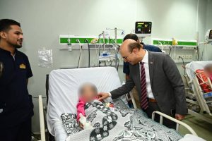 رئيس جامعة أسيوط يتفقد الحالة الصحية للأطفال المصابين في حادث قرية منقباد بمستشفى الإصابات (٢)