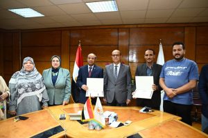 رئيس جامعة أسيوط يحتفي بأسرة كلية التربية الفائزة بالمركز الأول في جائزة الجامعة للجودة والتميز