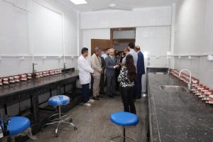 رئيس جامعة المنيا يتفقد التشغيل التجريبي لمعامل طب الأسنان (٢)