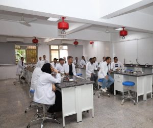 رئيس جامعة المنيا يتفقد التشغيل التجريبي لمعامل طب الأسنان (٣)