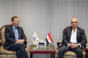 رئيس جامعة عين شمس يستقبل وفدًا من جامعة تكساس الأمريكية لبحث سبل التعاون