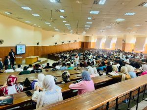 رئيس جامعة الدلتا التكنولوجية يتابع سير العملية التعليمية (٢)
