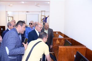 رئيس جامعة سوهاج: تجهيزات تقنية متطورة فى معامل الحاسب الآلي بالجامعة الأهلية (٢)