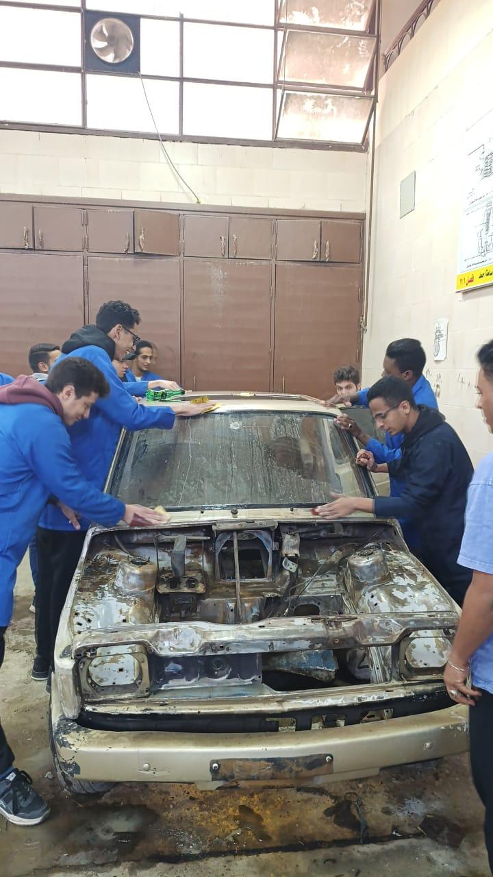 قصة نجاح عمر أحمد طالب بجامعة حلوان: من ورشة المدرسة إلى حلم عالمي في صيانة السيارات