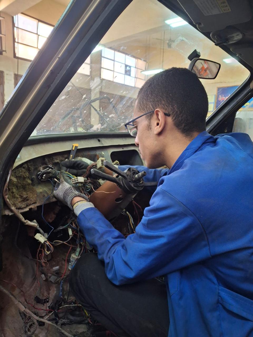 قصة نجاح عمر أحمد طالب بجامعة حلوان: من ورشة المدرسة إلى حلم عالمي في صيانة السيارات (٢)