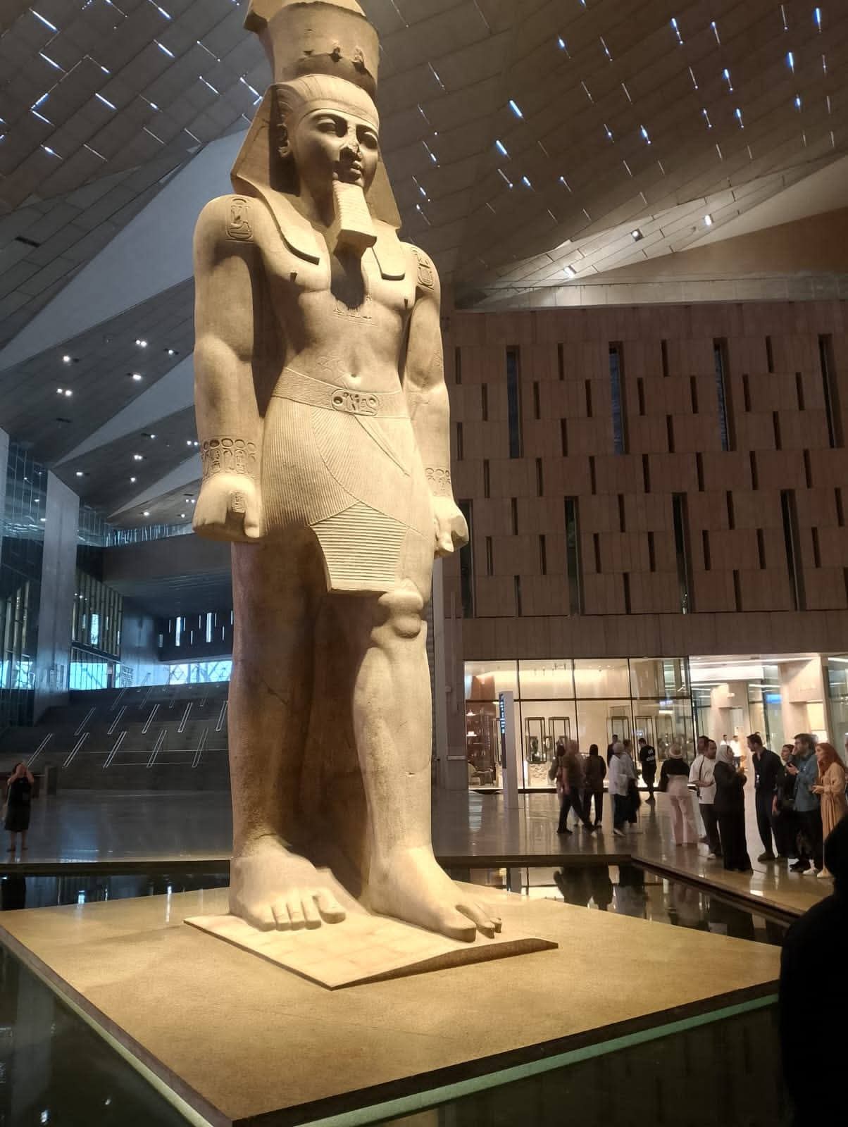 جامعة أسيوط الجديدة التكنولوجية تنظم زيارة ميدانية إلى المتحف المصري الكبير (٣)