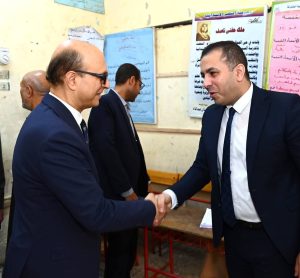 رئيس جامعة أسيوط خلال الإدلاء بصوته في انتخابات مجلس النواب: واجب وطني على كل مواطن (٢)