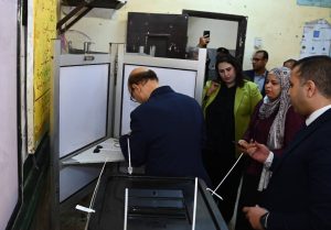 رئيس جامعة أسيوط خلال الإدلاء بصوته في انتخابات مجلس النواب: واجب وطني على كل مواطن (٣)