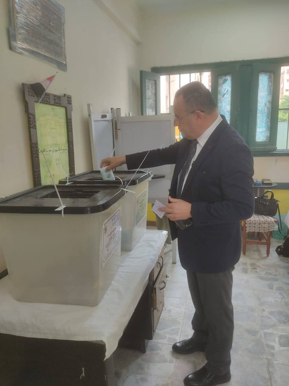 رئيس جامعة الإسكندرية يُدلي بصوته في انتخابات مجلس النواب ويدعو للمشاركة الإيجابية