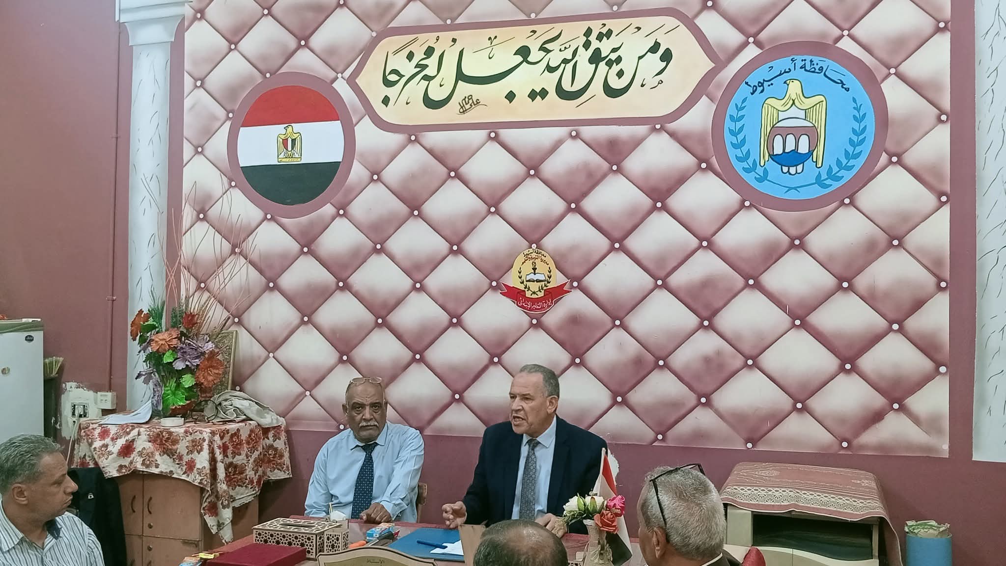 مدير تعليم أسيوط يناقش تطبيق لائحة الانضباط المدرسى والتحفيز التربوى ونتائج البرامج العلاجية للطلاب