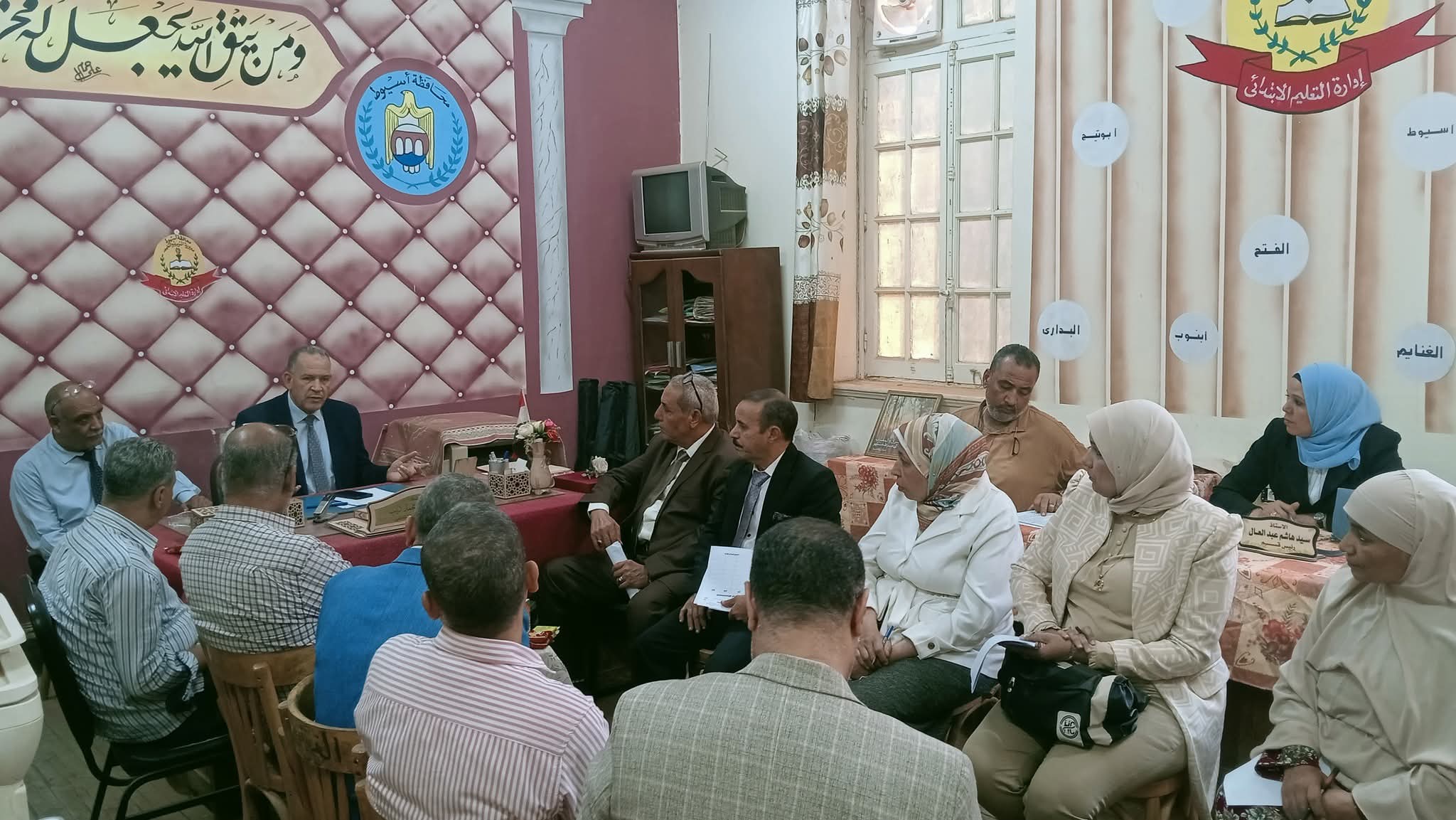 مدير تعليم أسيوط يناقش تطبيق لائحة الانضباط المدرسى والتحفيز التربوى ونتائج البرامج العلاجية للطلاب (٣)