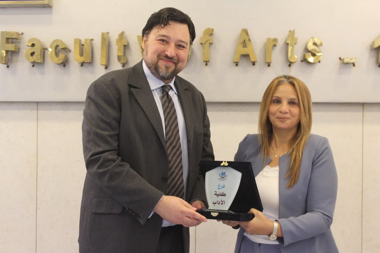 عميدة آداب عين شمس تستقبل مدير شراكات جامعة إيسكس البريطانية لتعزيز التعاون الدولي (٢)