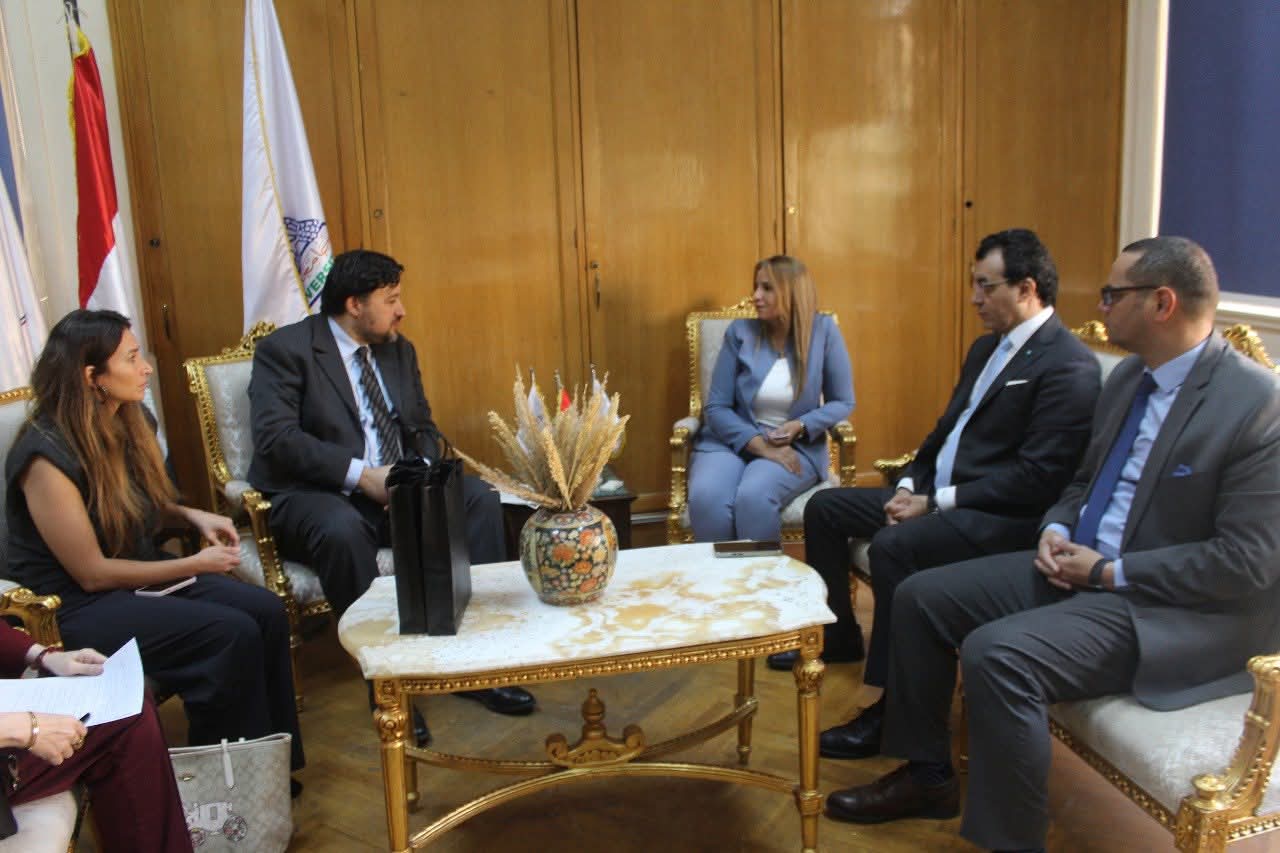 عميدة آداب عين شمس تستقبل مدير شراكات جامعة إيسكس البريطانية لتعزيز التعاون الدولي