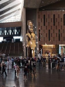 طلاب آداب المنوفية في زيارة تثقيفية للمتحف المصري الكبير وشارع المعز (٢)