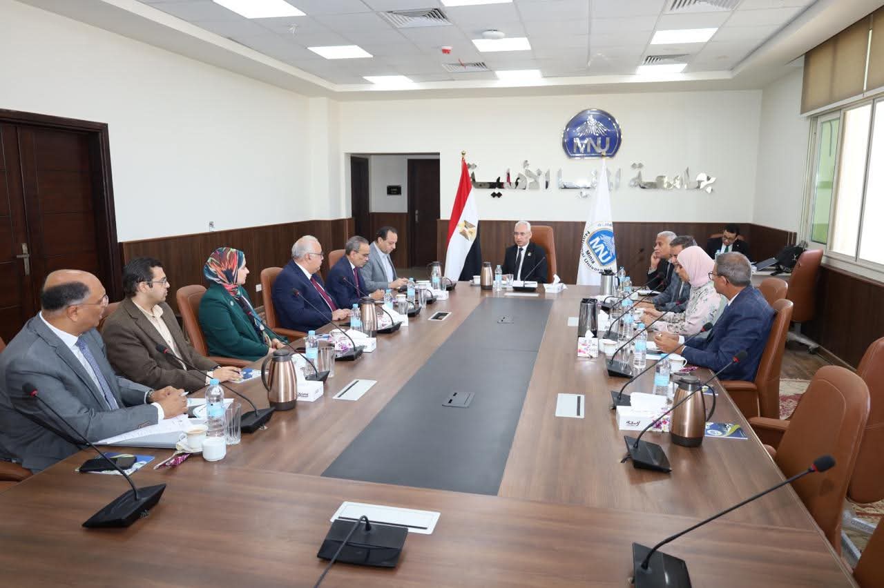 «فرحات» يترأس اجتماع مجلس جامعة المنيا الأهلية لمتابعة خطط التطوير الأكاديمي والإداري