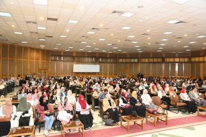 رئيس جامعة أسيوط: مهنة الطب رسالة إنسانية نبيلة تتطلب الرحمة وحسن معاملة المريض (٢)