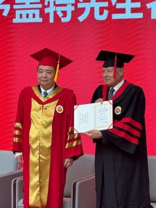 رئيس الأكاديمية العربية يشارك في مراسم تكريم الأمين العام للجامعة العربية في جامعة فودان الصينية