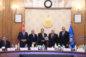 وزير التعليم العالي يكرم الجامعات الفائزة بمسابقة أفضل جامعة صديقة للبيئة 2024-2025 (٣)