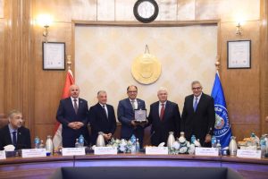 وزير التعليم العالي يكرم الجامعات الفائزة بمسابقة أفضل جامعة صديقة للبيئة 2024-2025 (٤)