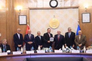 وزير التعليم العالي يكرم الجامعات الفائزة بمسابقة أفضل جامعة صديقة للبيئة 2024-2025 (٥)