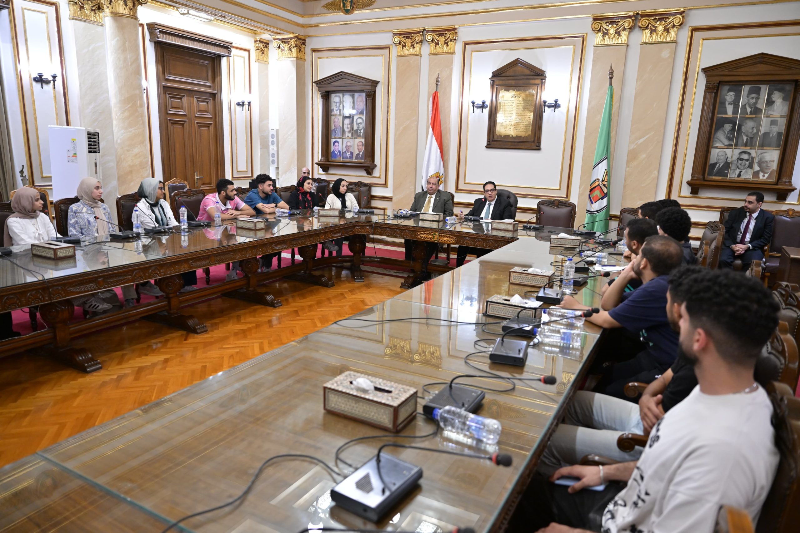 رئيس جامعة القاهرة يلتقي طلاب كلية التجارة ويصدر قرارات فورية لحل مشكلاتهم