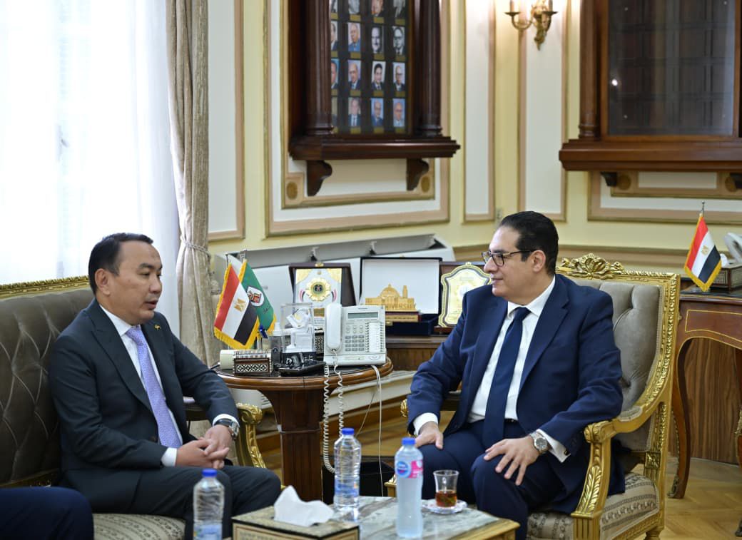 رئيس جامعة القاهرة يستقبل سفير كازاخستان لبحث تعزيز التعاون الأكاديمي والبحثي