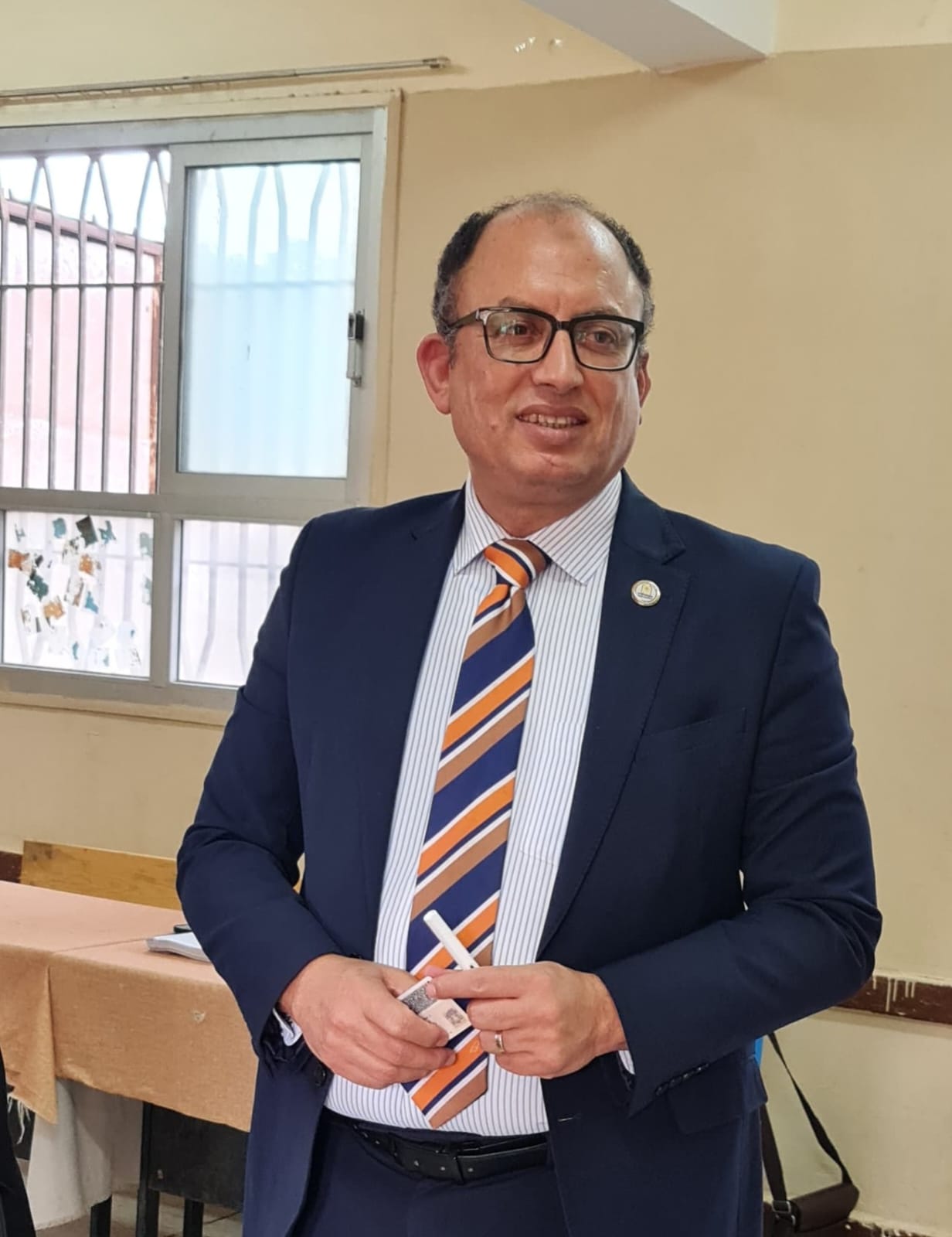 رئيس جامعة حلوان يدلي بصوته في انتخابات مجلس النواب (٢)