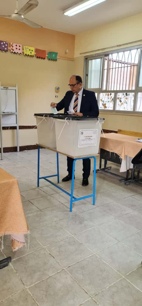 رئيس جامعة حلوان يدلي بصوته في انتخابات مجلس النواب