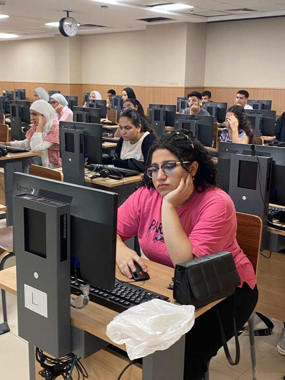 انطلاق الامتحانات الإلكترونية بآداب عين شمس ضمن منظومة التحول الرقمي بالجامعة (٢)