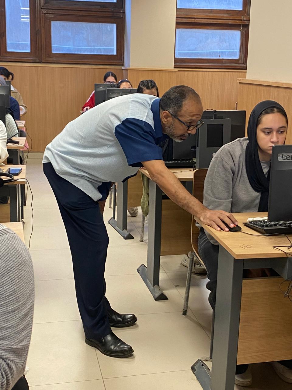 انطلاق الامتحانات الإلكترونية بآداب عين شمس ضمن منظومة التحول الرقمي بالجامعة