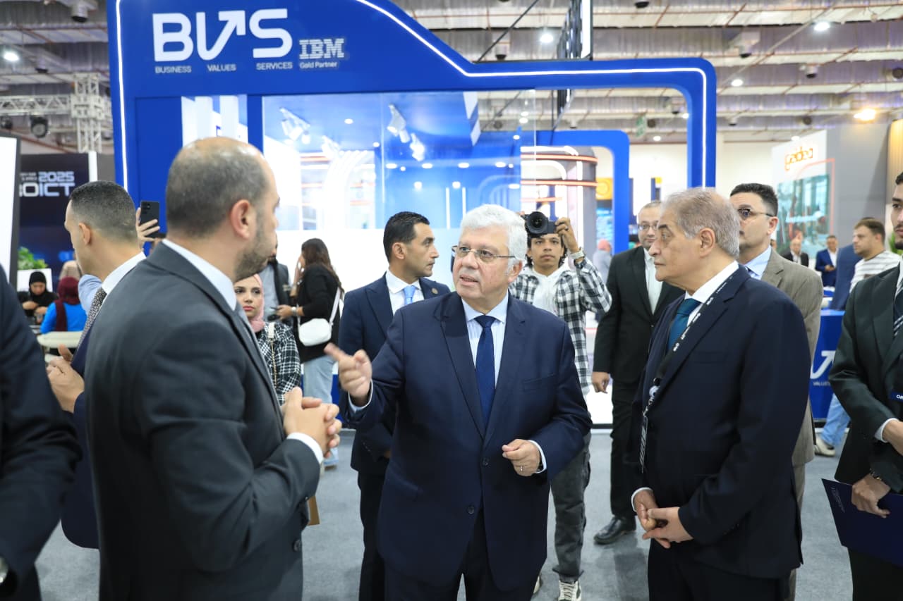 وزير التعليم العالي يتفقد معرض Cairo ICT 2025 (٢)