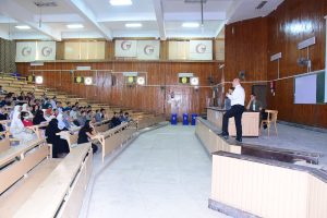 رئيس جامعة سوهاج يواصل دوره الأكاديمي ويلقي محاضرة لطلاب الطب عن شلل الضفيرة العصبية الولادي (٢)